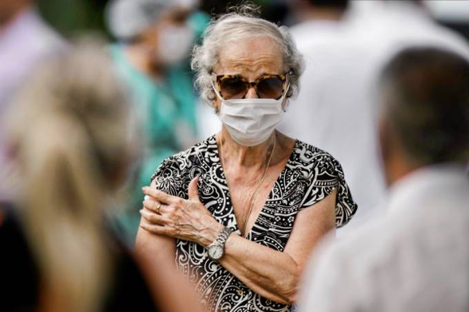 Brasil registra 800 óbitos e 15.297 pessoas infectadas pelo coronavírus