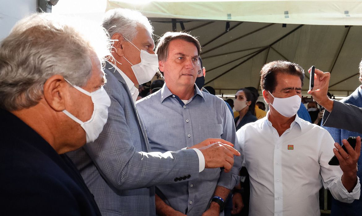 Sem máscara, Bolsonaro inaugura hospital de campanha para covid-19 em Águas Lindas (GO)