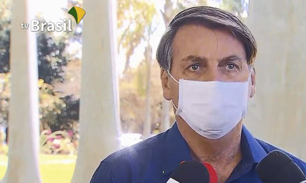 Após suspeitas, presidente Jair Bolsonaro testa positivo para covid-19 e cancela agenda