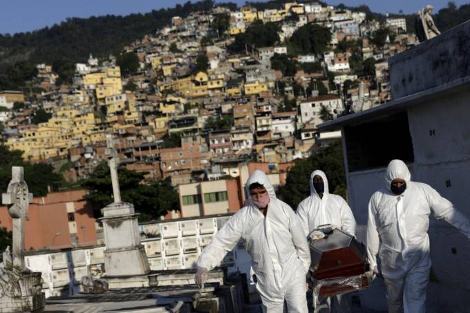 Consórcio diz que Brasil tem mais de 1,6 milhão de infectados e quase 65 mil mortos por covid-19