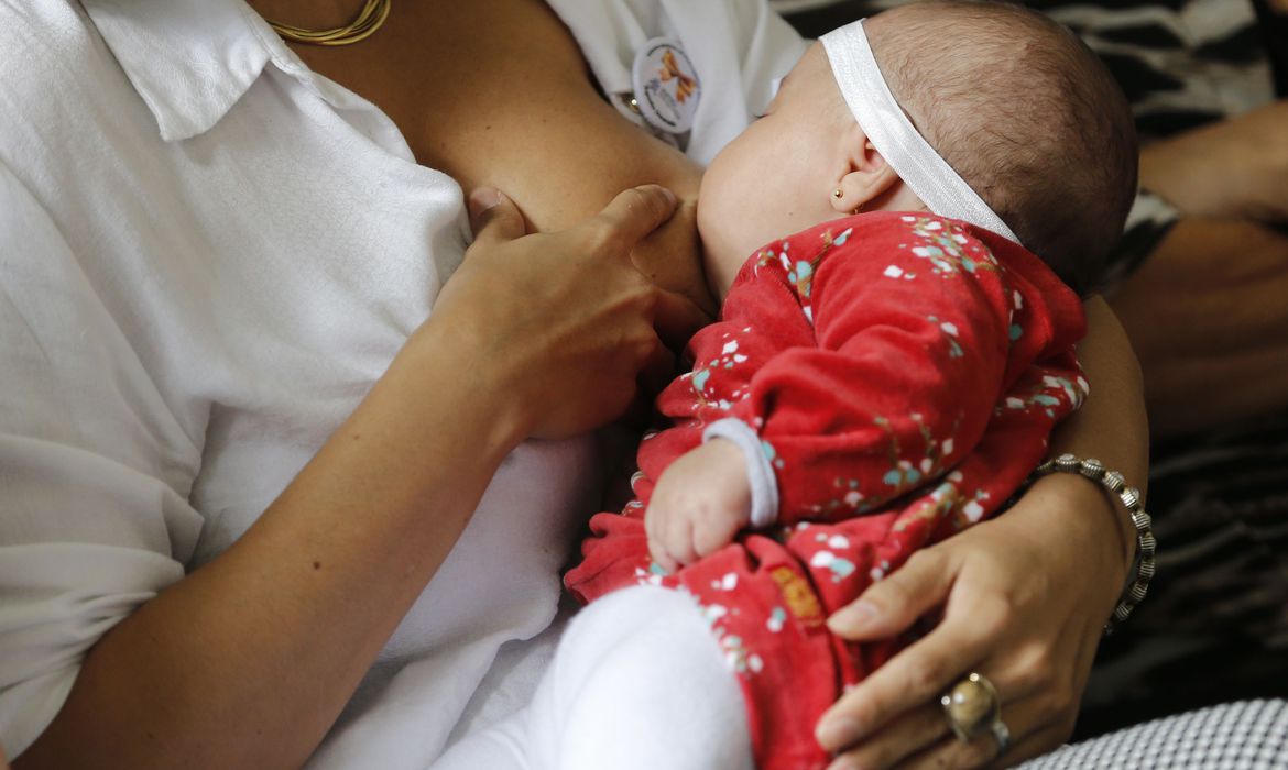 Mães devem continuar amamentando mesmo se tiverem contraído Covid-19