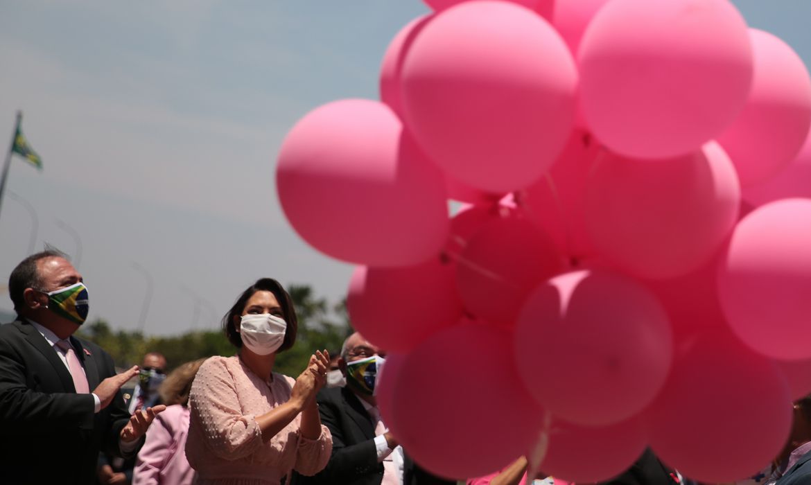 Outubro rosa faz governo lançar campanha para detecção do câncer de mama