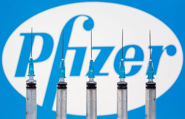 Países da Europa começam a aplicar vacina da Pfizer contra covid-19