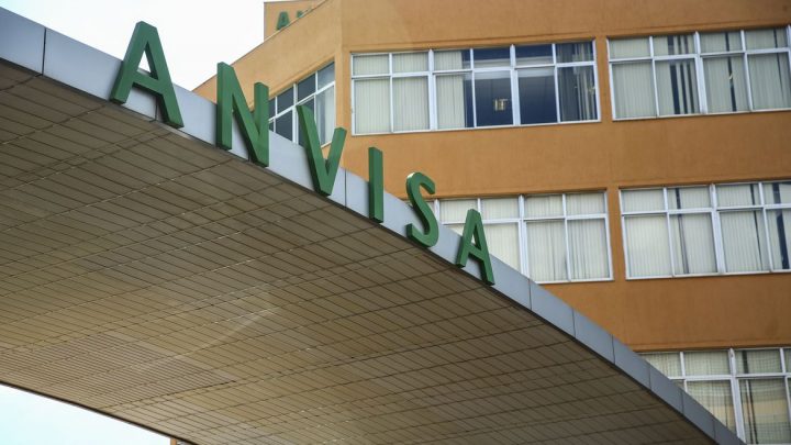 Anvisa decide neste domingo se vai aprovar o uso emergencial de vacinas