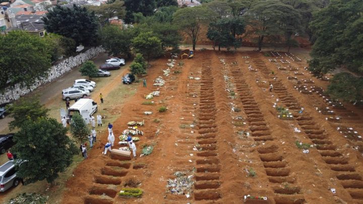 Brasil tem mais de 216,4 mil mortos por Covid-19; média  segue acima de mil por dia