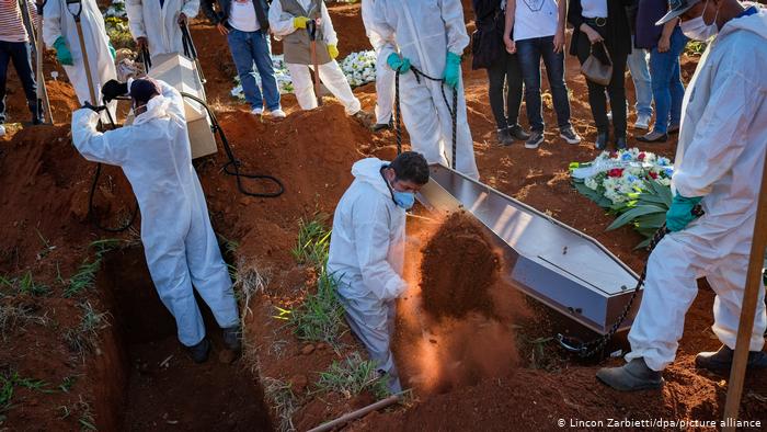 Pandemia continua em alta e Brasil registra 1.212 mortes por covid-19 em 24 horas