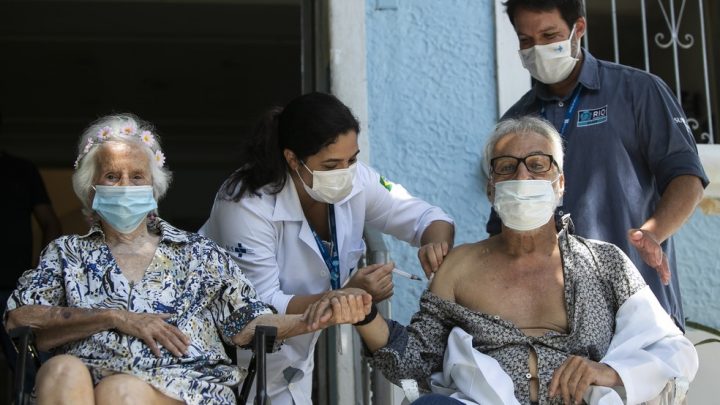 Brasil ganha quatro posições no ranking de vacinação contra a Covid-19; agora é o 8º