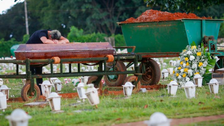 Brasil passa a ser país com mais casos e mortes nos últimos 7 dias no mundo