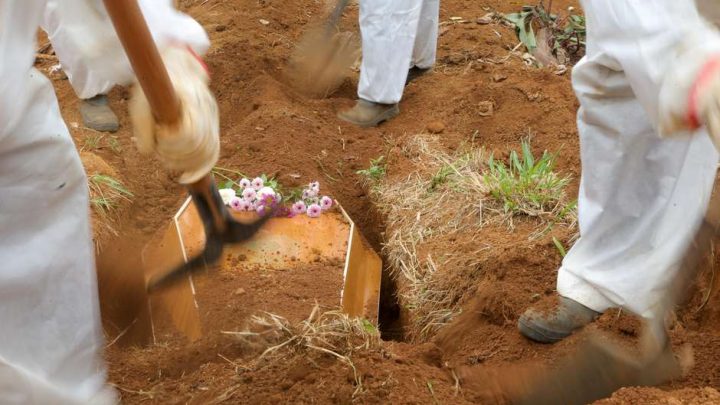 Ministério da Saúde registra 2º dia mais mortal, além de bater recorde diário de casos de covid