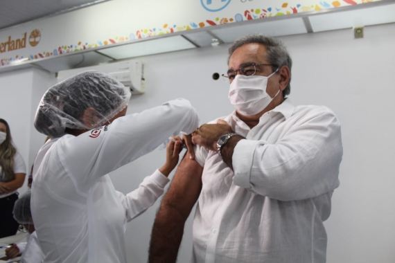 Prefeito de Natal recebe primeira dose de vacina contra a covid-19