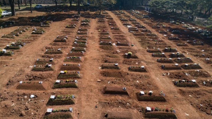 Brasil supera barreira dos 460 mil mortos por Covid-19 e média mensal cai 23%