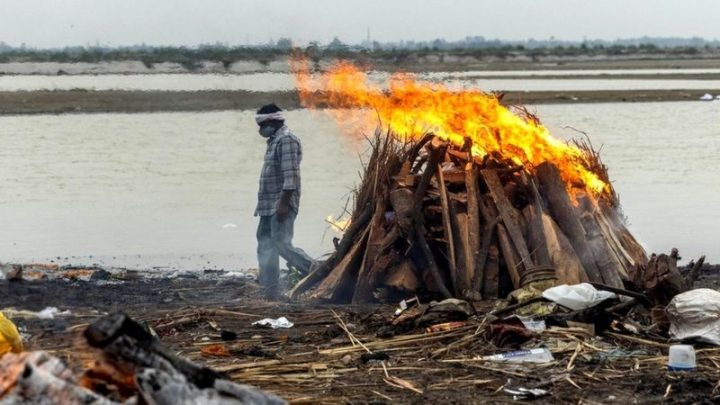 Como entender o aparecimento de dezenas de corpos no rio Ganges, na Índia?