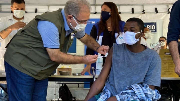 Brasil estabelece recorde e aplica mais de 2,56 milhões de vacinas em 24 horas