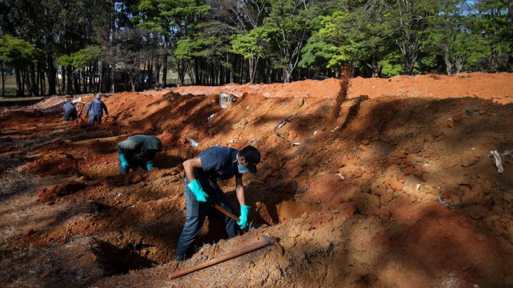 Mesmo em ritmo lento, Brasil passa da triste marca de 570 mil mortes por Covid-19