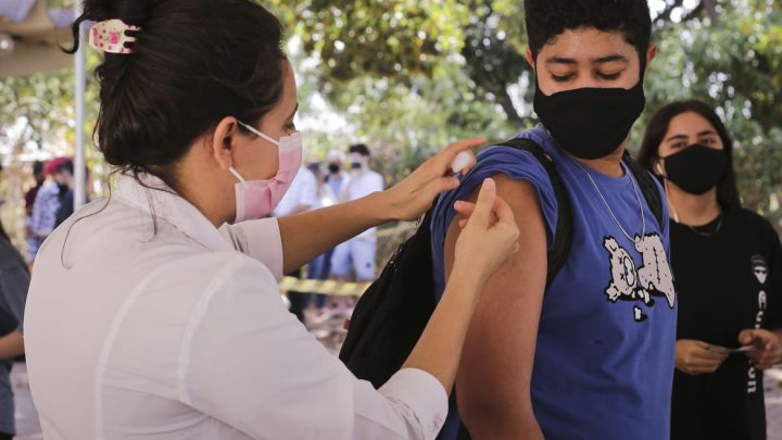 Mesmo com dificuldades, Brasil supera 350 milhões de vacinas contra covid-19 distribuídas