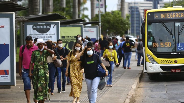 Variante Ômicron faz Brasil registrar 640 mortes e 179,8 mil novos casos no último domingo do mês