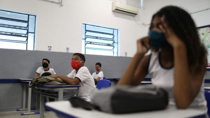 Fiocruz e pediatras dizem que prevenção à covid-19 na volta às aulas depende da comunidade