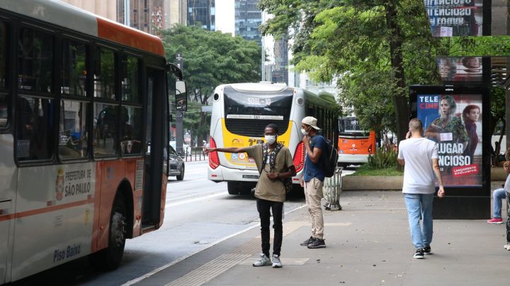 São Paulo libera obrigatoriedade de máscara para ambientes fechados