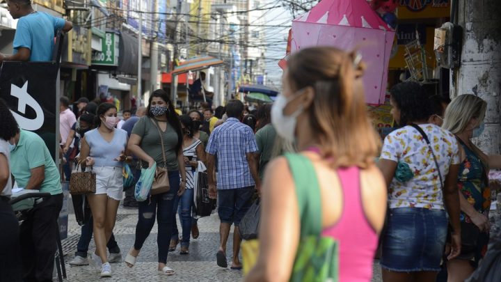 Brasil registra 672 mortes por covid-19 em 24 horas e mortes passam de 651 mil