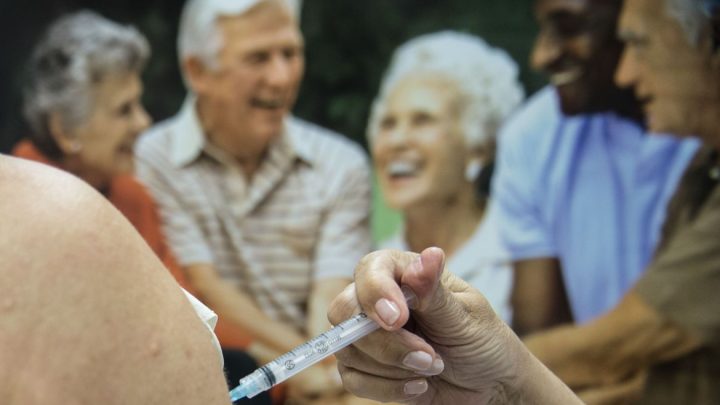 Ministério da Saúde recomenda segunda dose de reforço para idosos acima de 80 anos