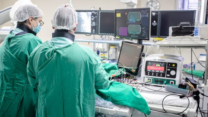 Instituto Nacional de Cardiologia realiza procedimento pioneiro no SUS